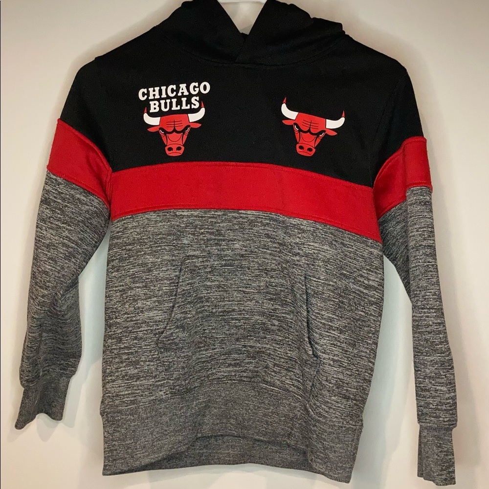CHICAGO BULLS HOODIE SIZE S(8) YOUTH. Comes from smoke free home.